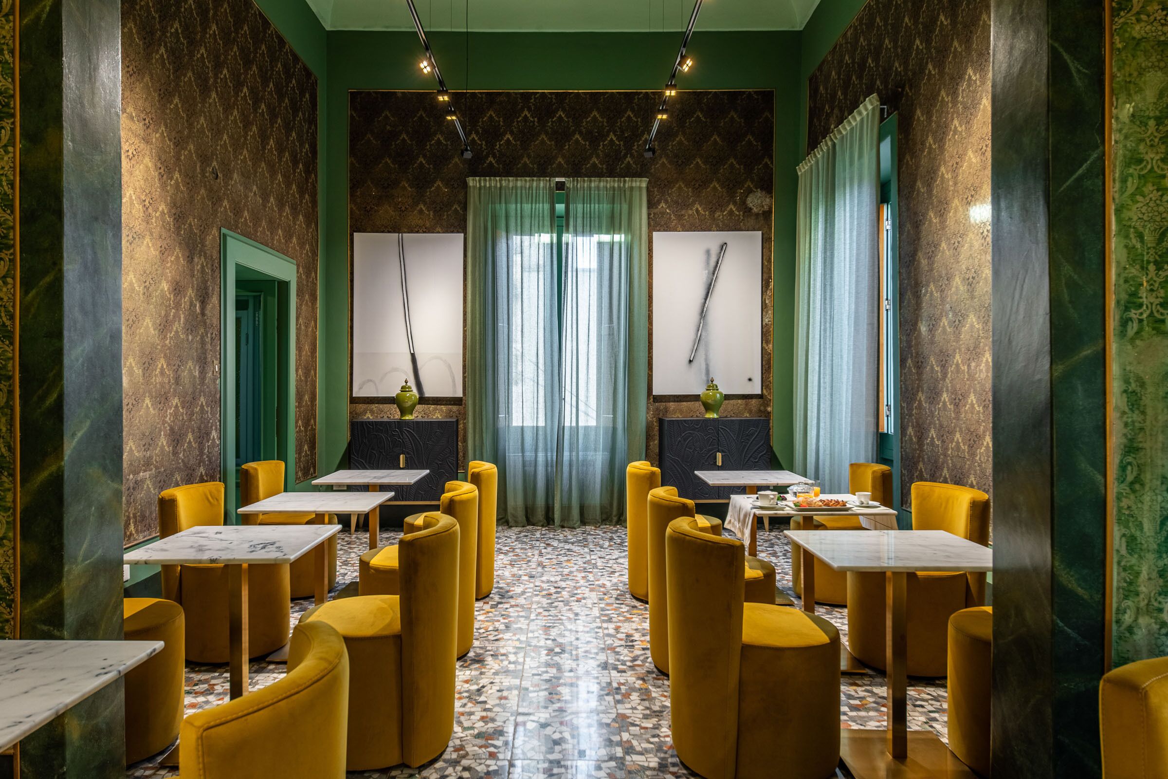 Desayuno buffet (EUR 18 por persona) 