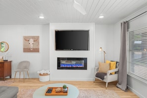 Una Smart TV, una chimenea