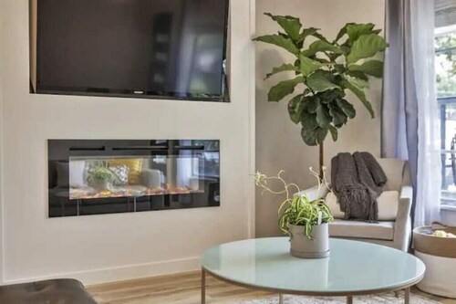 Stylish Home: Hot Tub & Fire Pit, Entire Home.