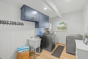 Coffee/tea maker, fridge, microwave, oven - Stylish Home: Hot Tub & Fire Pit, Entire Home. (Fredericksburg)