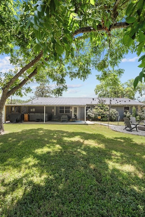 Exterior - Stylish Home: Hot Tub & Fire Pit, Entire Home. (Fredericksburg)