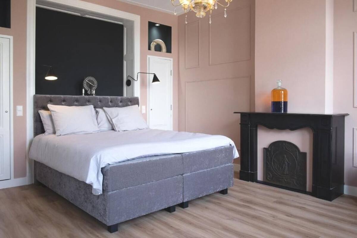 Design tweepersoonskamer, balkon, uitzicht op tuin | Individueel gedecoreerd, individueel gemeubileerd, geluiddichte muren