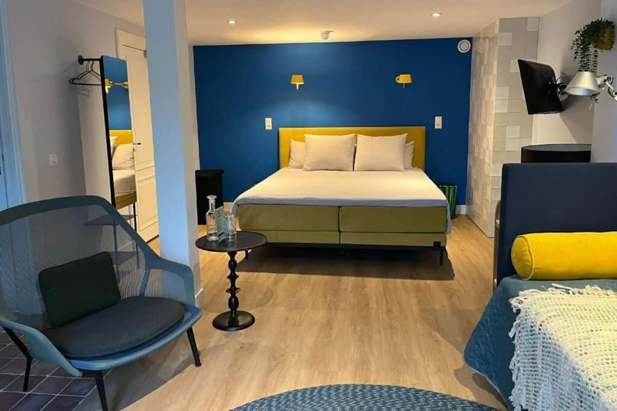 Design Triple Room, Garden View | Soundproofing, iron/ironing board (on request), WiFi (free)