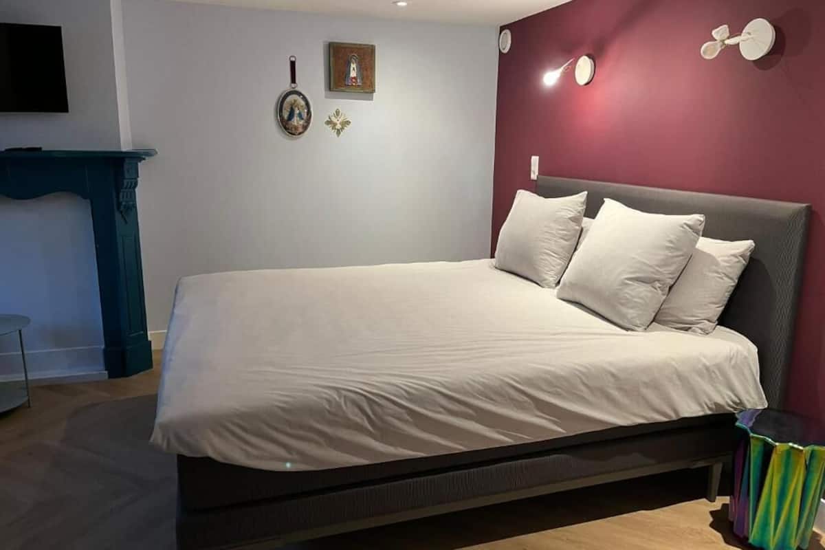 Comfort Double Room | Soundproofing, iron/ironing board (on request), WiFi (free)