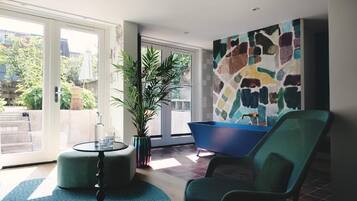 Design Triple Room, Garden View | Soundproofing, iron/ironing board (on request), WiFi (free)
