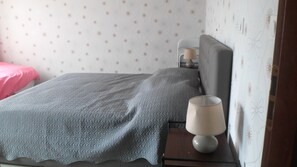 4 Schlafzimmer, Schreibtisch, Bügeleisen/Bügelbrett, Reisekinderbett