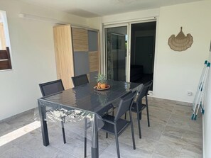 Outdoor dining - Studio (Saint-Paul)