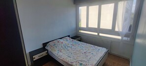 3 chambres, fer et planche à repasser, lit parapluie