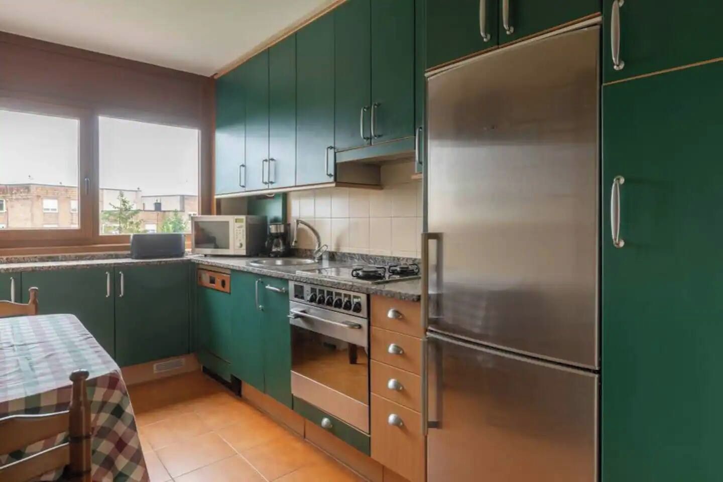 Frigorífico, microondas, horno y placa de cocina