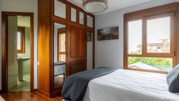 3 slaapkamers, een strijkplank/strijkijzer, wifi, beddengoed