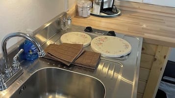 Microondas, parrilla de estufa y utensilios de cocina