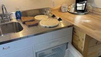 Microwave, stovetop, cookware/dishes/utensils