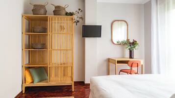 1 habitación, escritorio, tabla de planchar con plancha y wifi