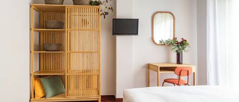 1 bedroom, desk, iron/ironing board, WiFi