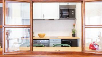 Kylskåp, mikrovågsugn, ugn och kaffe- och tebryggare