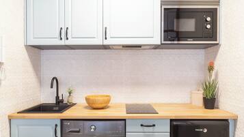 Kylskåp, mikrovågsugn, ugn och kaffe- och tebryggare