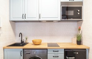 Fridge, microwave, oven, coffee/tea maker