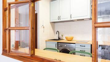 Een koelkast, een microgolfoven, een oven