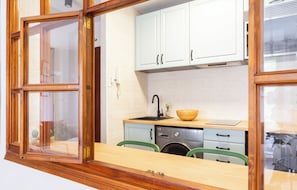 冷蔵庫、電子レンジ、オーブン、コーヒー / ティーメーカー