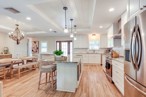 Fenced Yard, 4 Mi to Stuart Beach: Family Retreat!