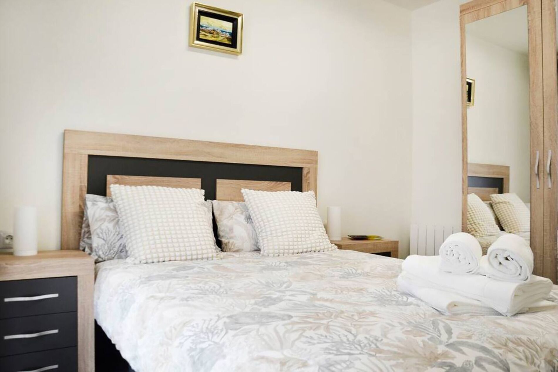 3 habitaciones, tabla de planchar con plancha, wifi y ropa de cama 