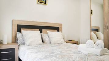3 habitaciones, tabla de planchar con plancha, wifi y ropa de cama