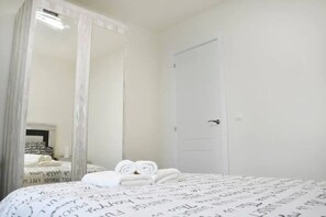 3 chambres, fer et planche à repasser, Wi-Fi, draps fournis