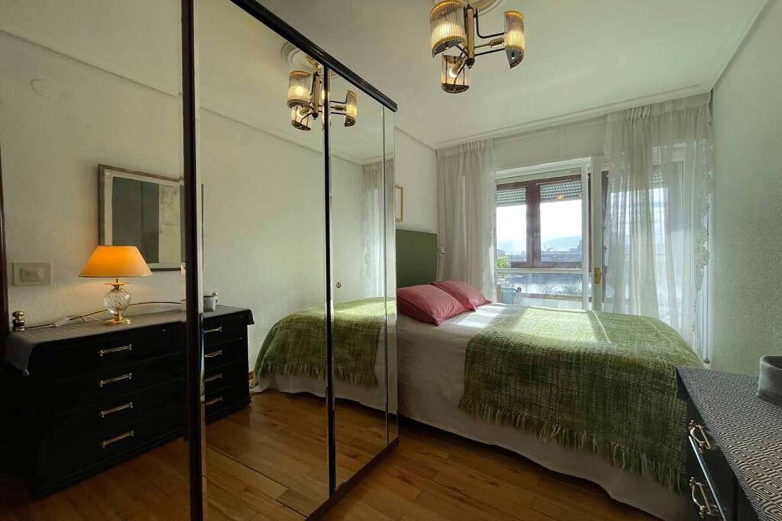 2 dormitorios, tabla de planchar con plancha, wifi y ropa de cama