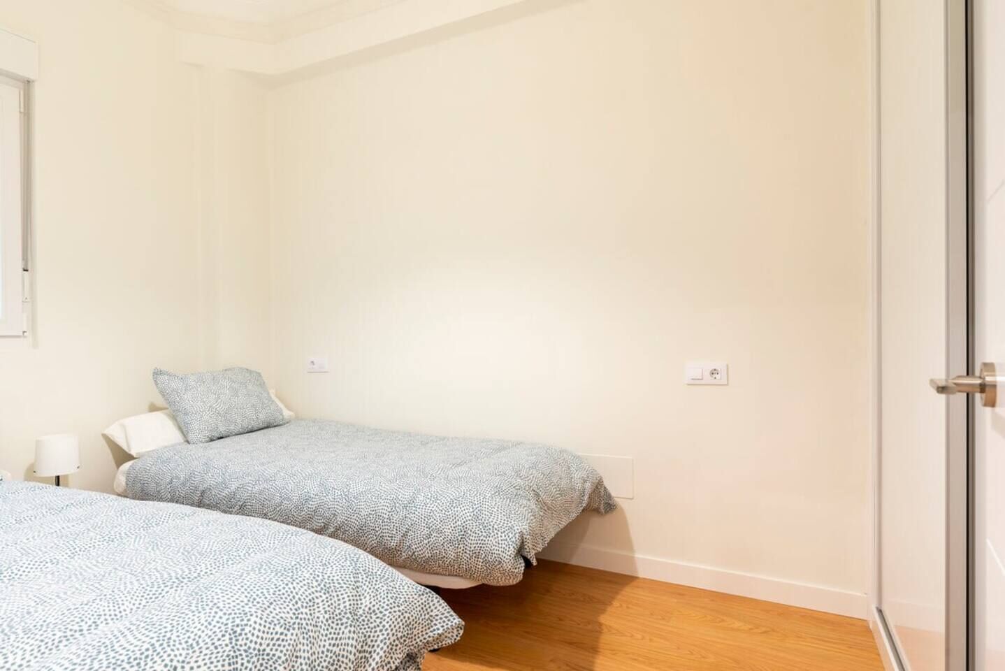 2 slaapkamers, een strijkplank/strijkijzer, gratis wifi, beddengoed