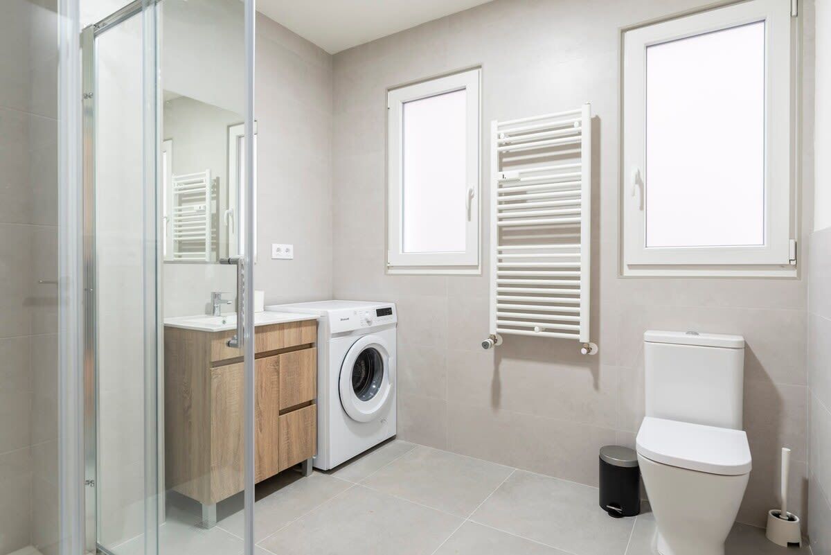 Een haardroger, handdoeken