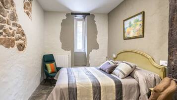 5 bedrooms, desk, iron/ironing board, WiFi (free)