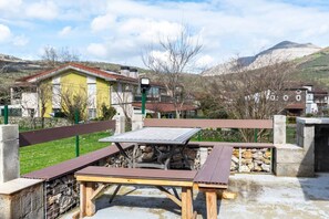Outdoor dining - El Cason Riva Ruesga (Riva)