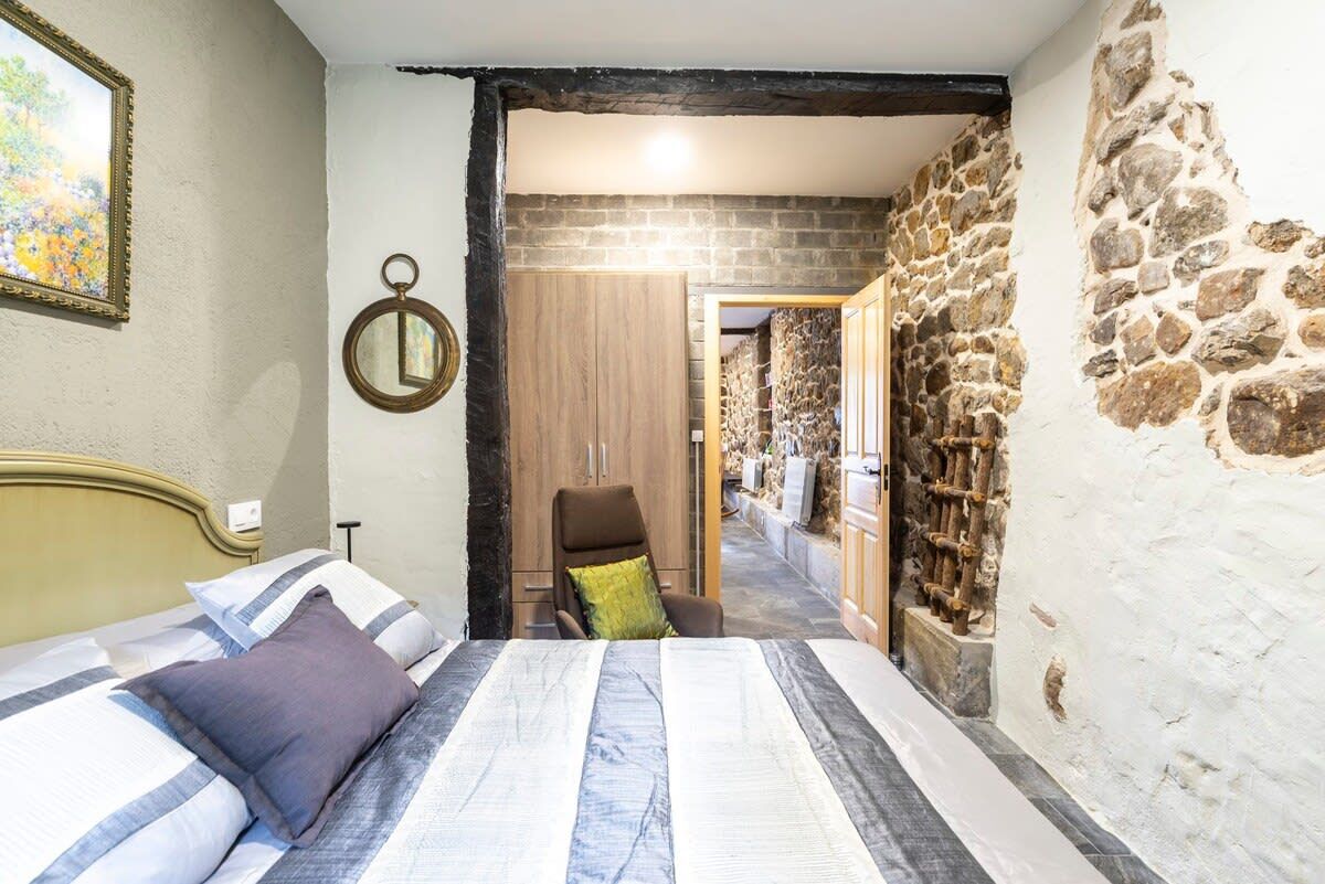 5 quartos, escrivaninha, ferros/tábuas de passar roupa, Wi-Fi