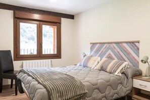 5 bedrooms, desk, iron/ironing board, WiFi