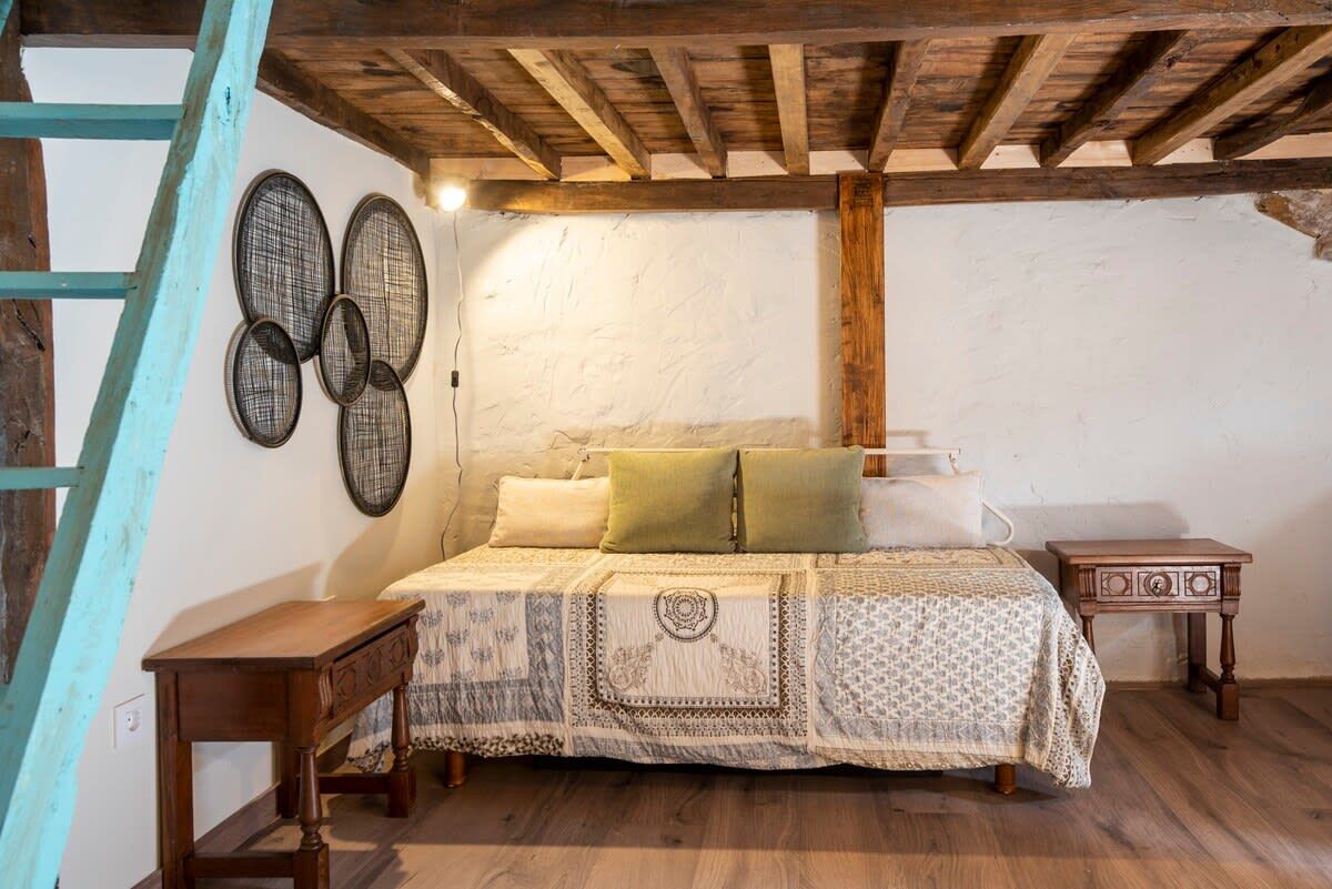 5 bedrooms, desk, iron/ironing board, WiFi