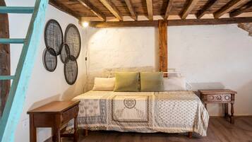 5 bedrooms, desk, iron/ironing board, WiFi
