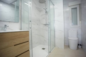 Unclassified image, 4 of 17, button - Sailor home Santander (Santander)