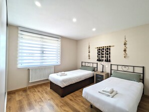 3 室のベッドルーム、アイロン / アイロン台、WiFi、ベッドシーツ