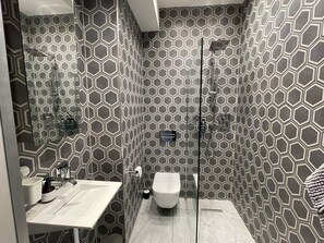 Apartamento | Banheiro | Chuveiro, produtos de toalete grátis, toalhas de banho, papel higiênico