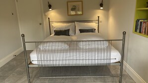 A bed with a metal frame, white bedding, and two wall-mounted lamps. - 1bedapt Privateestate W/free Parking - 10mintocity (Nottingham)