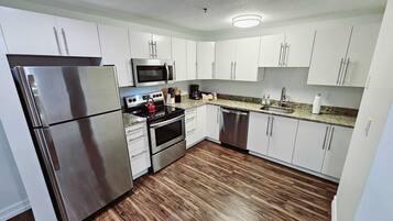 Een koelkast, een magnetron, een oven, een kookplaat