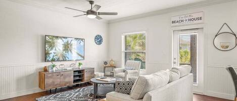 Ferienhaus, Mehrere Betten, Terrasse, Poolblick (Casa Del Mar) | Wohnbereich | 42-Zoll-Flachbildfernseher mit Digitalempfang
