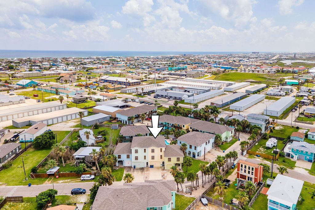 Vista aérea de una zona residencial con casas unifamiliares y edificios comerciales.