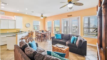 Casa, letti multipli, patio (Villa Laguna ) | Area soggiorno | TV a schermo piatto 42 pollici con canali digitali