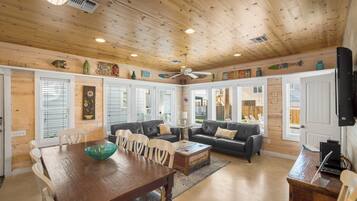 Huis, meerdere bedden, patio, uitzicht op zwembad (My Island Time Cottage) | Interieur