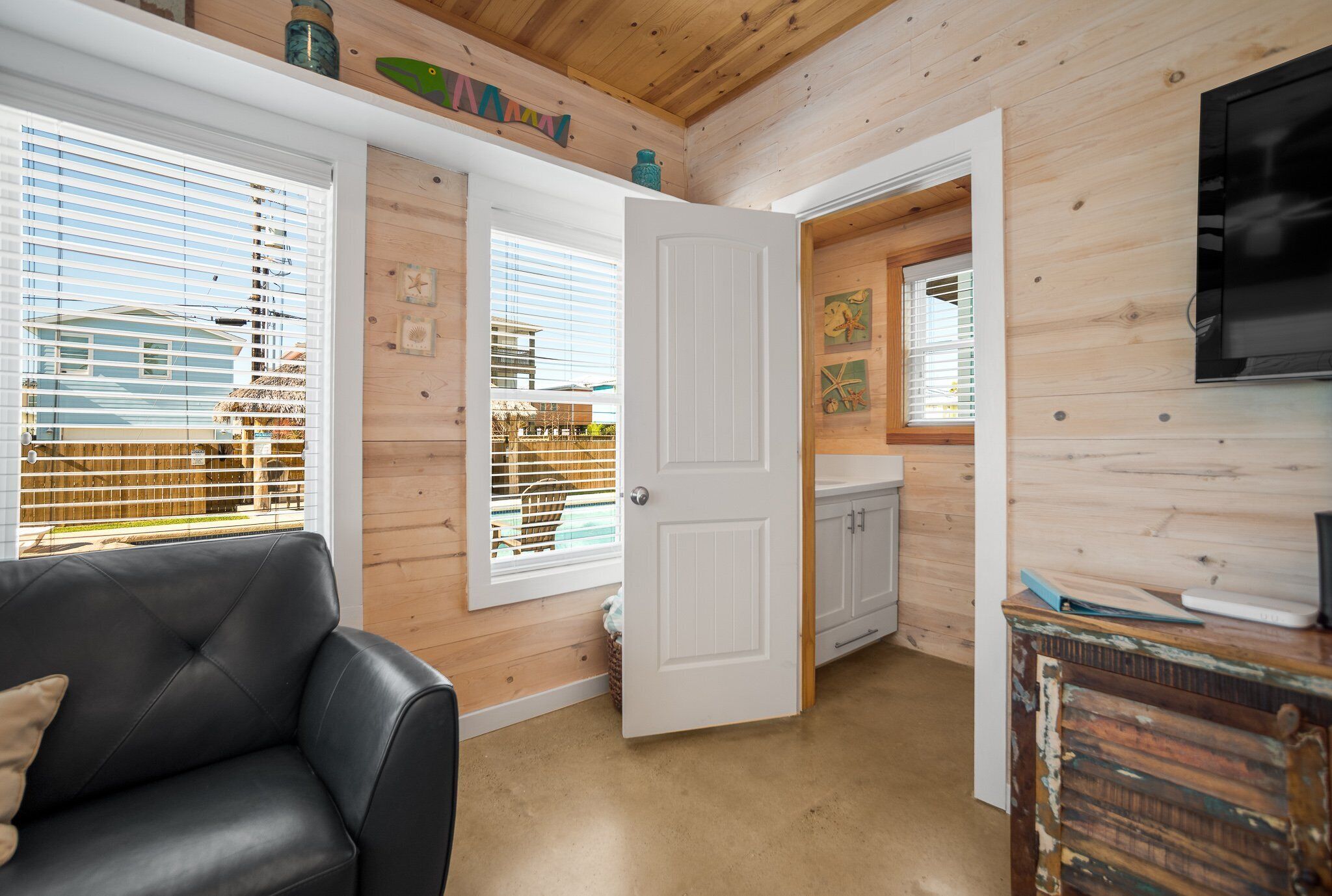 Ferienhaus, Mehrere Betten, Terrasse, Poolblick (My Island Time Cottage) | Wohnbereich | 42-Zoll-Fernseher mit Digitalempfang