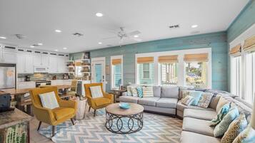 Hus - flera sängar - uteplats - utsikt mot poolen (Pura Vida) | Vardagsrum | 42-tums tv med digitalkanaler