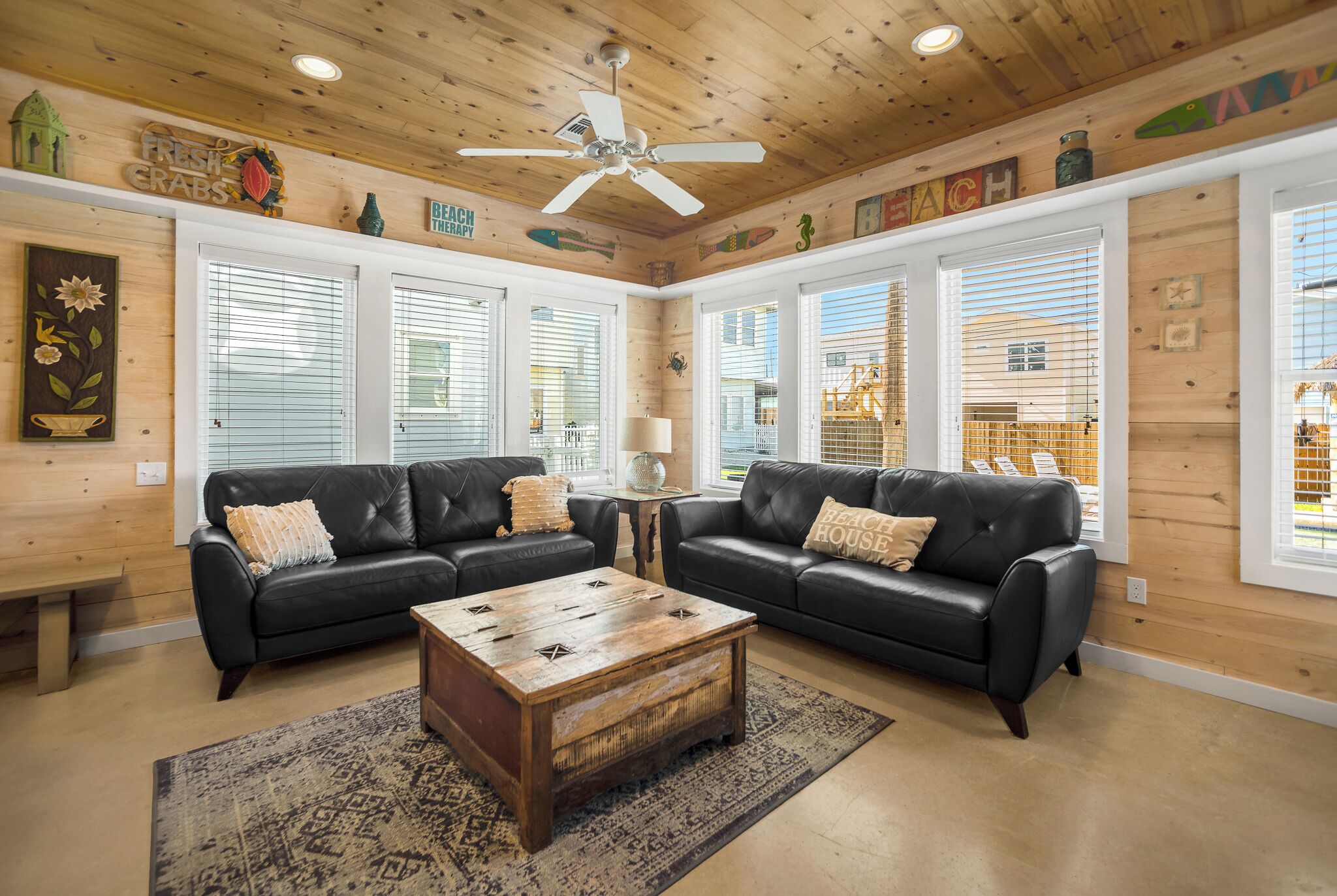 Casa, varias camas, patio, vista a la alberca (My Island Time Cottage) | Área de sala de estar | Televisión de 42 pulgadas con canales digitales 