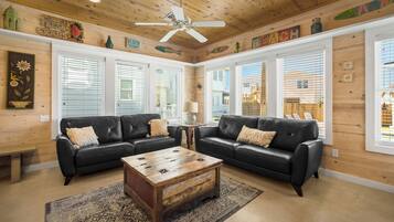 Maison, plusieurs lits, patio, vue piscine (My Island Time Cottage) | Coin séjour | Télévision de 42 pouces avec chaßnes numériques