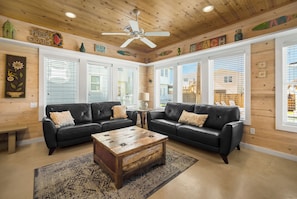 Ferienhaus, Mehrere Betten, Terrasse, Poolblick (My Island Time Cottage) | Wohnbereich